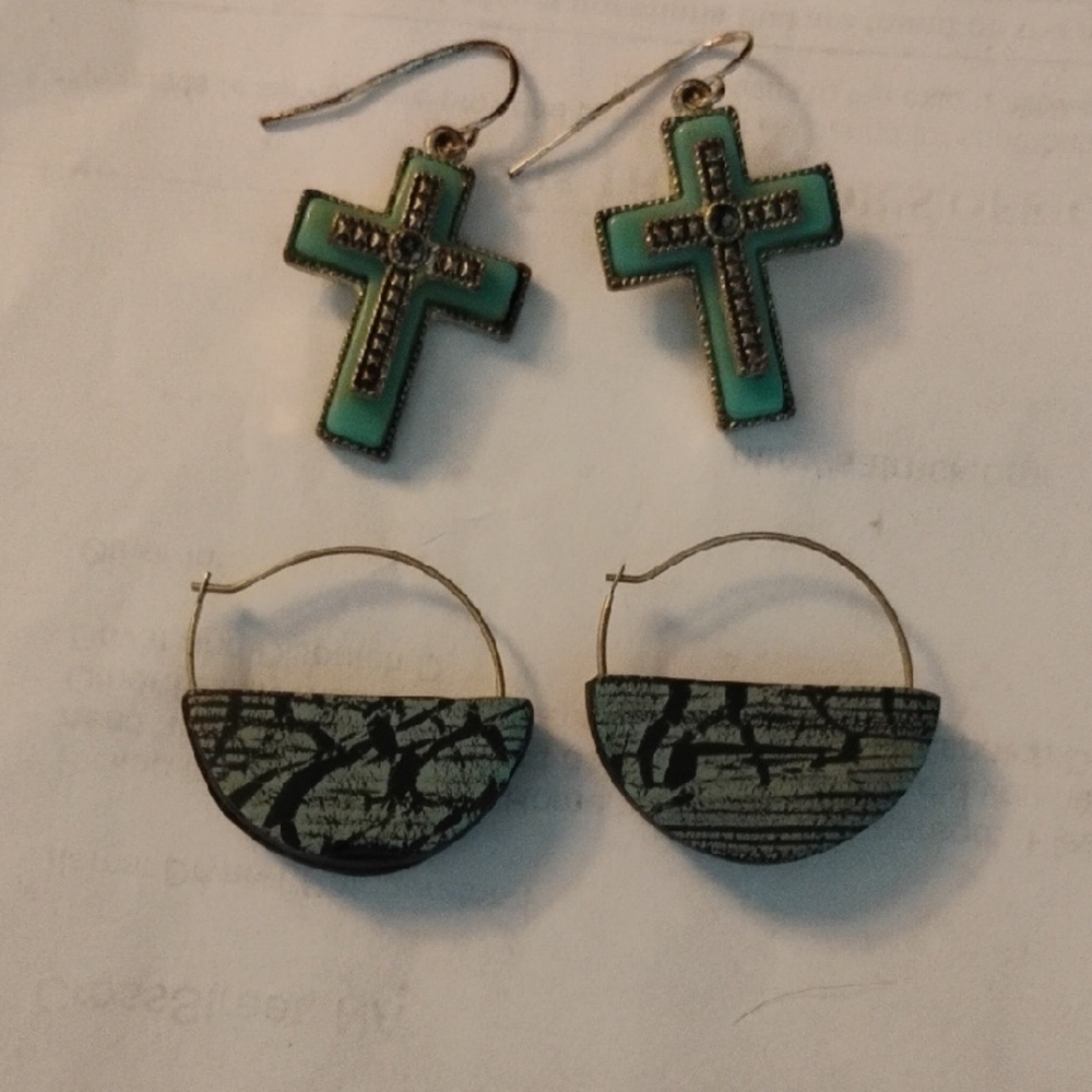 Green Cross and Black Pattern Earrings Set